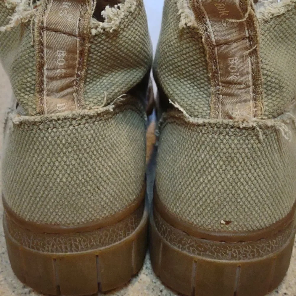 Men's  Canvas Chukka Boots Size 7.    M1